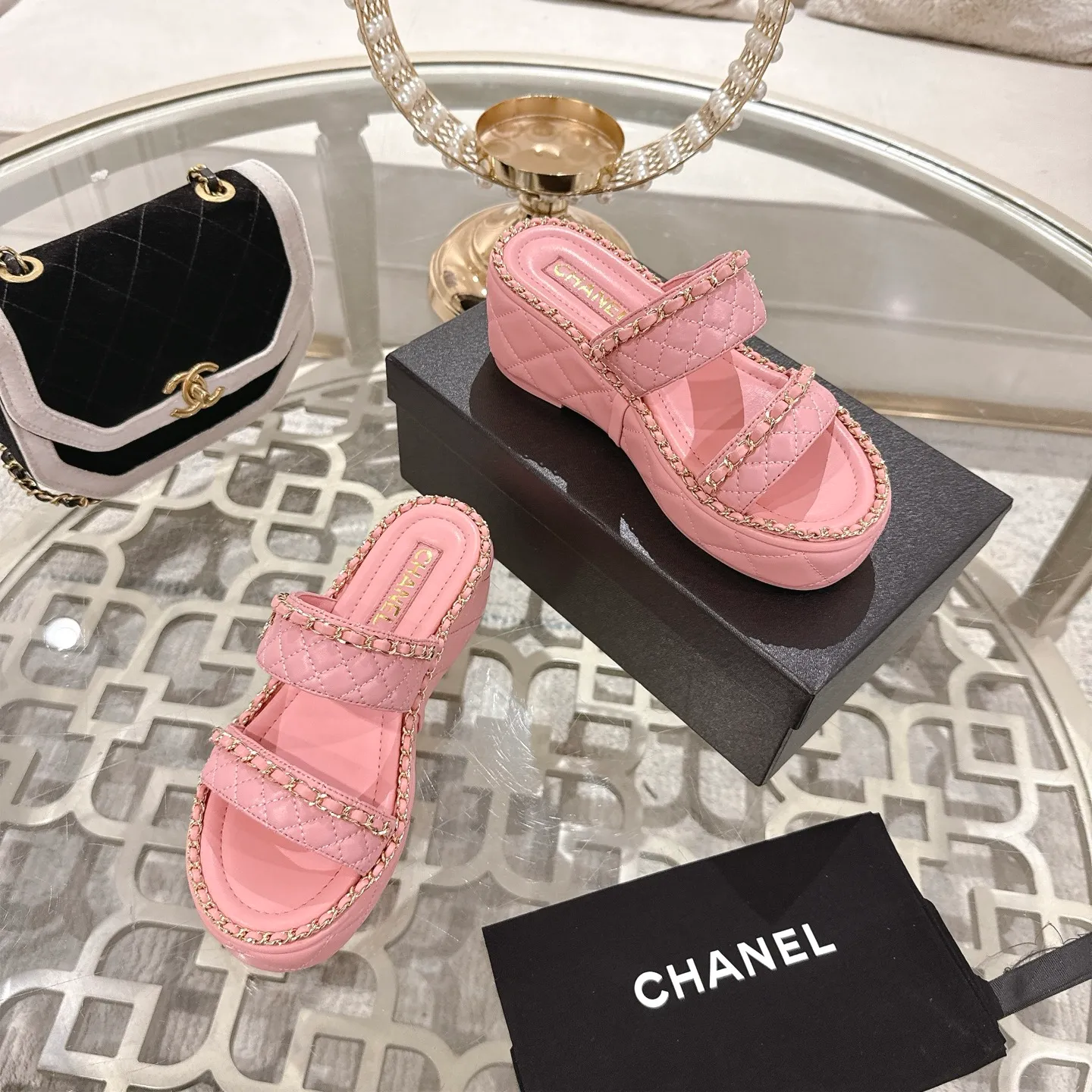 💕💕Factory direct selling price p600💕💕 𝐂𝐇𝐀𝐍𝐄𝐋 | Xiaoxiang 25𝐬𝐬 🦋2025 Spring and Summer New Products Counter Classic Xiaoxiang Double C Diamond Chain Slippers Series New〰 🍬 A must-have in the BS fashion circle The matching will interpret the meticulous, minimalist and classic elements that will never fade away. 💋 Showing a unique dressing style that is too beautiful to say. A must-have for summer... Upper: original high-customized lambskin. Lining: imported mixed sheepskin lining. Outsole: original molded non-slip outsole. Shoe size: 35-39 (34.40.41.42 customization is not returnable).